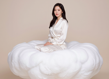 구름 소파와 여인