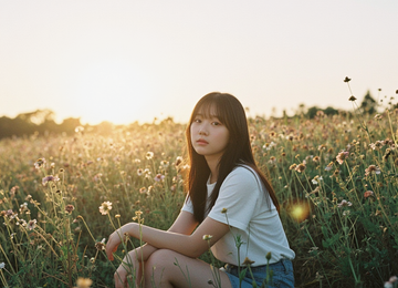 꽃밭의 황금빛 순간