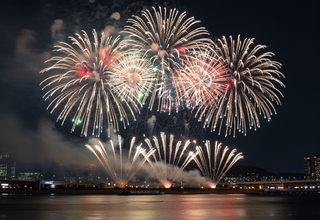 서울 세계 불꽃 축제에 100만 인파 집결... 화려한 불꽃 뒤에 숨겨진 막대한 비용과 안전 관리의 실체
