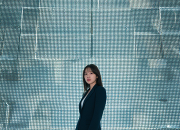 빛의 벽 앞에 서서