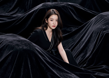 벨벳 천 사이의 깊은 그림자