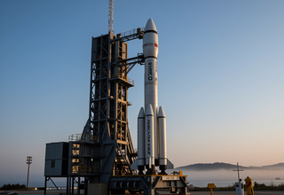 누리호 5차 발사 임박, 발사대 수직 거치 완료